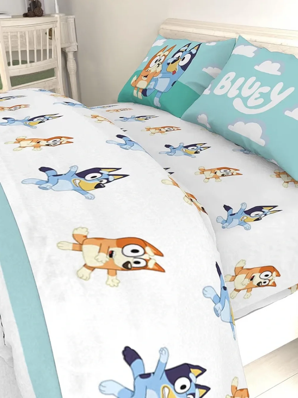Bluey 4-Piece Toddler Bed Sheet Set in Blue